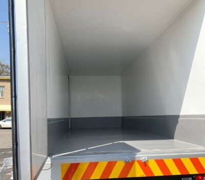 INSULATED TRUCK BODY INSIDE